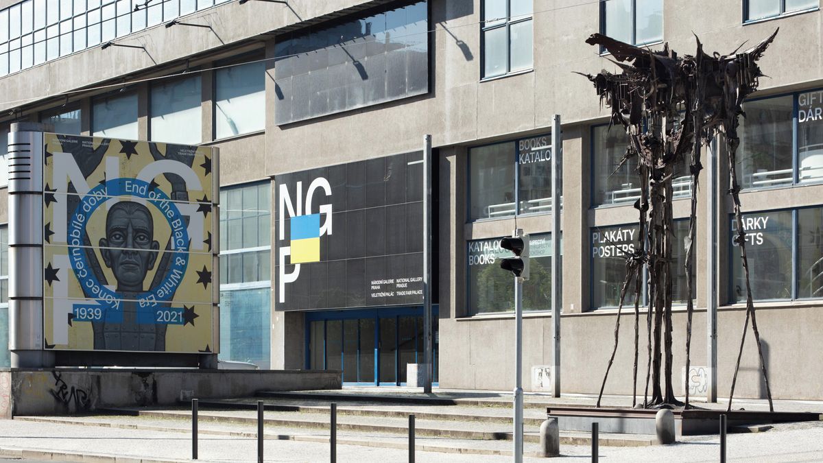 Na Národní galerii ukrajinská vlajka zůstane, nového šéfa chce Klempíř v září